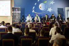 <p>Forum Ekonomiczne w Karpaczu. Dyskusja &bdquo;Rosyjska propaganda i dezinformacja jako broń w geopolityce&rdquo; zorganizowana przez Biuro Wsp&oacute;łpracy z Zagranicą Urzędu Miejskiego Wrocławia</p>